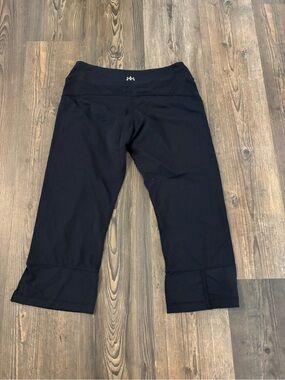 Woman’s Kyodan Black Athletic Cropped Leggings Large